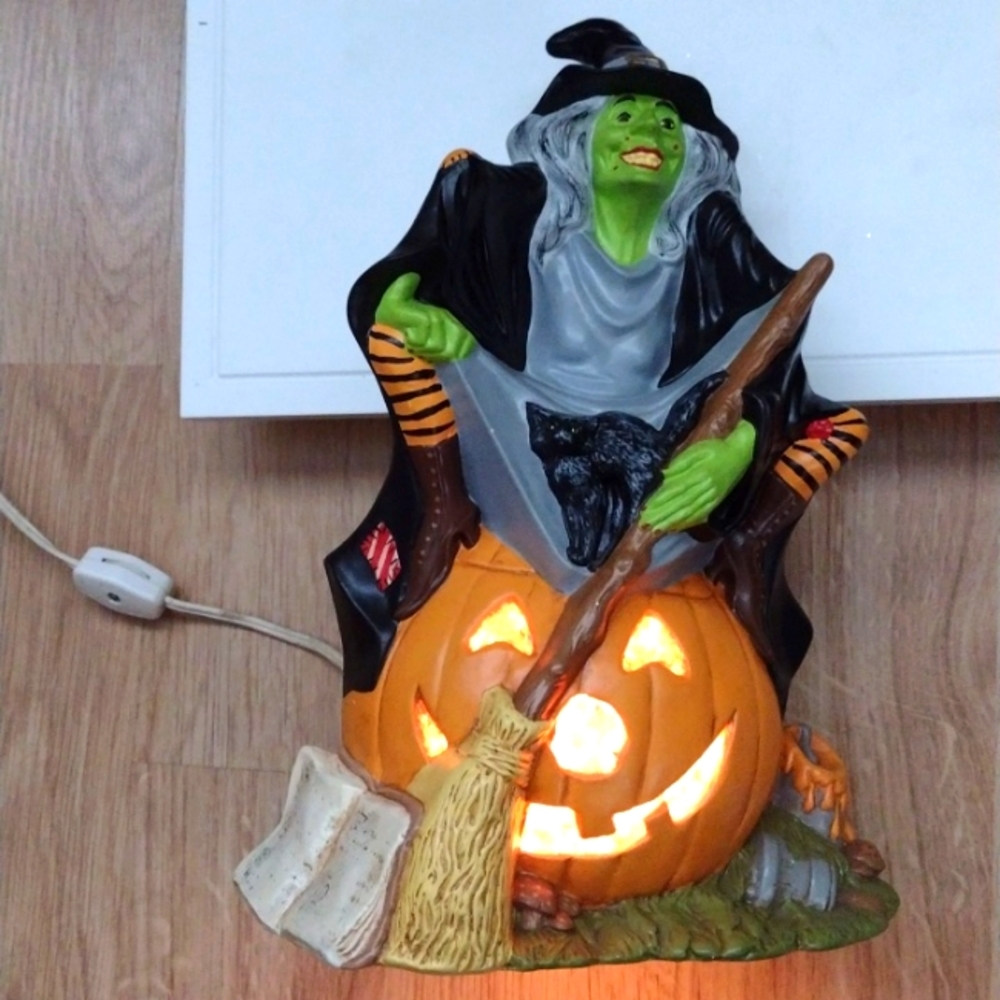 Halloween Witch Byron Mold Pumpkin Lights up Vintage Hand-painted 1972